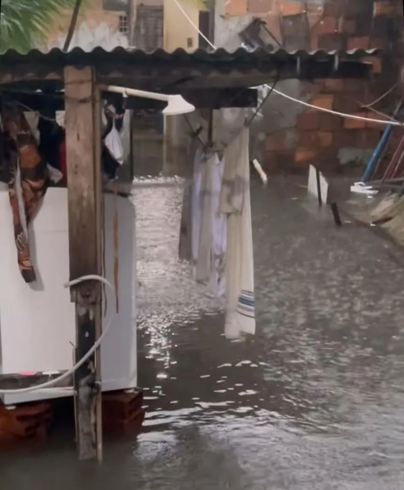 Moradora de Barra do Pojuca pede socorro após casa ser invadida por água da chuva