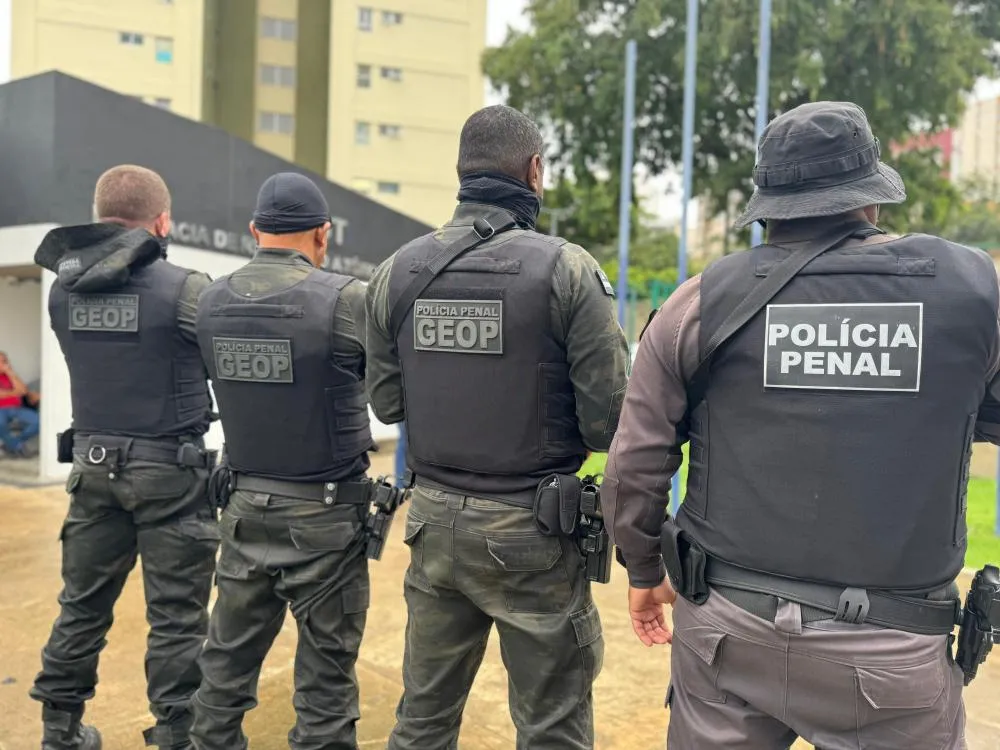 O homem tenta entrar no Conjunto Penal da Mata Escura com celulares 