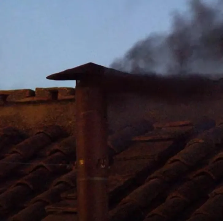 Conclave: fumaça preta é vista e 1ª votação termina sem escolha de papa