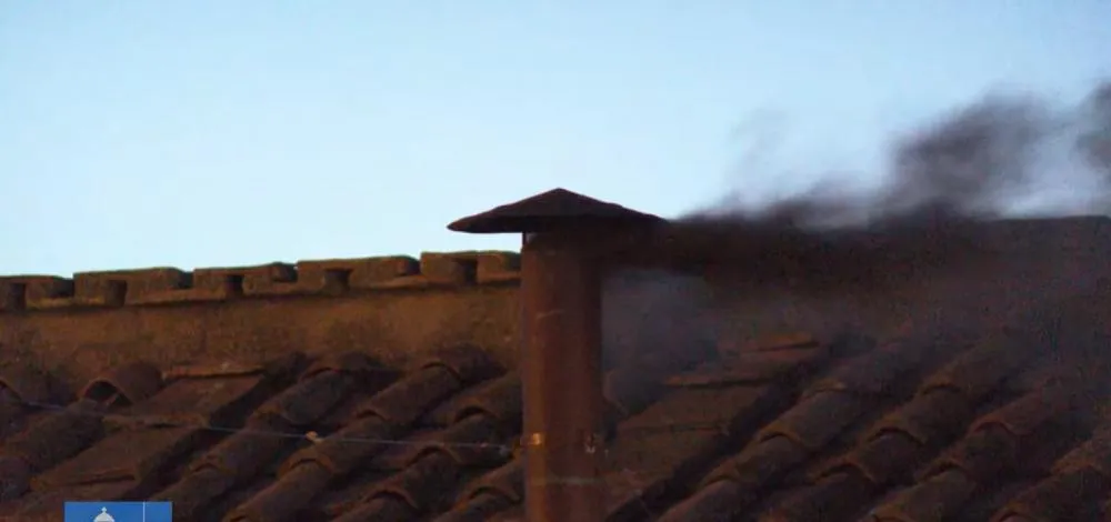 Fumaça preta volta a sair da chaminé em votação do conclave nesta quinta