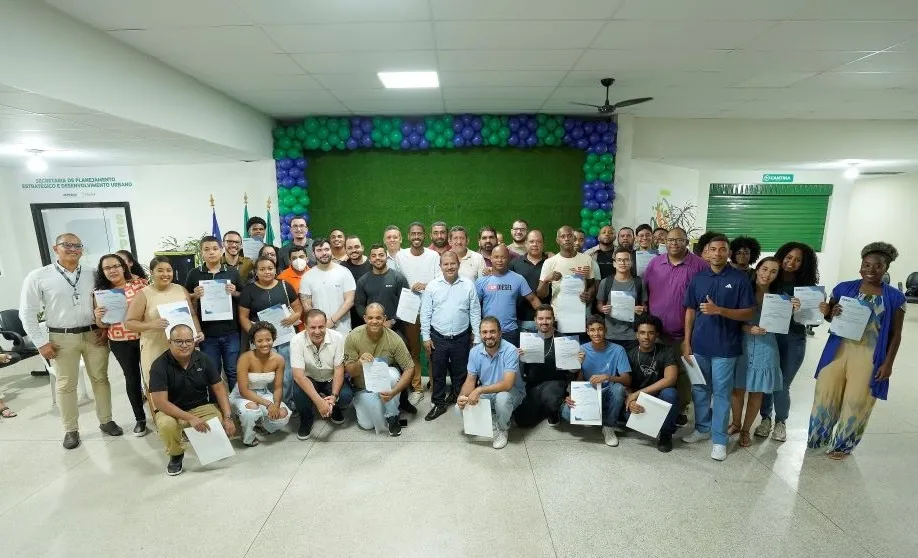Mais de 60 estudantes recebem certificados de cursos profissionalizantes em parceria com o SENAI