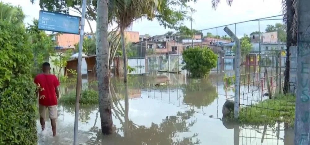 Moradores de Lauro de Freitas ficam ilhados em bairros alagados