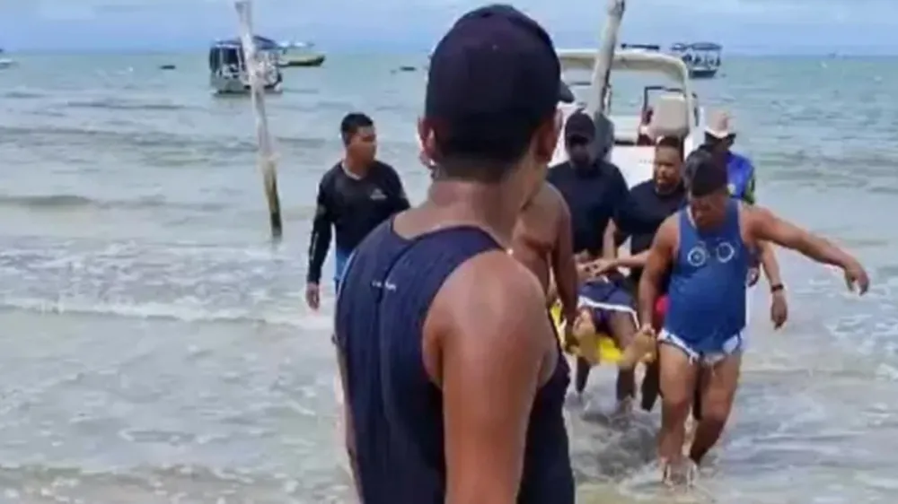 Lancha com 14 passageiros naufraga parcialmente em Cairu; dois ficam feridos
