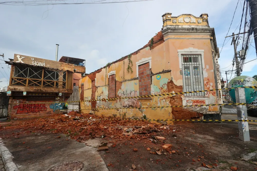 Parte de casarão desaba no Centro de Salvador, e área é isolada