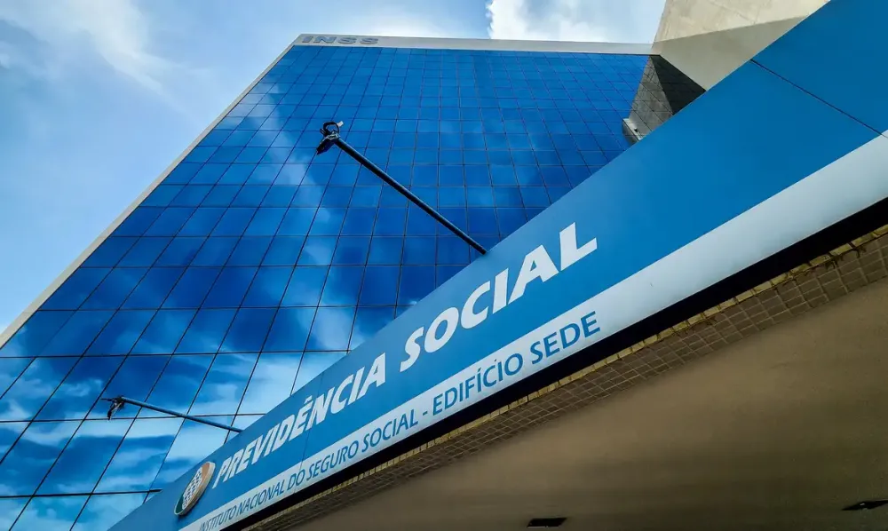 Governo federal bloqueia bens de 12 associações acusadas de fraudar descontos no INSS