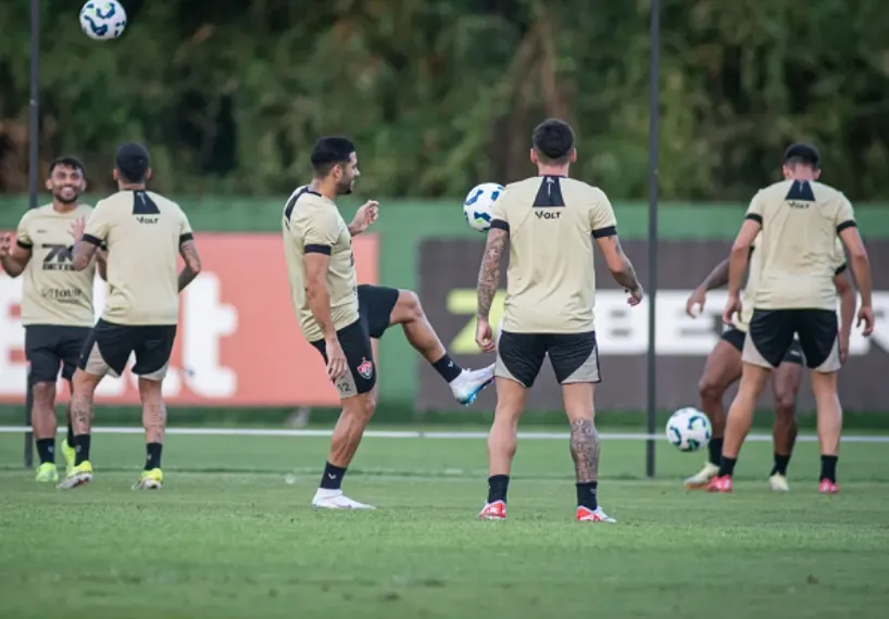 Carpini ganha reforço, e Vitória fecha preparação para o duelo contra o Vasco