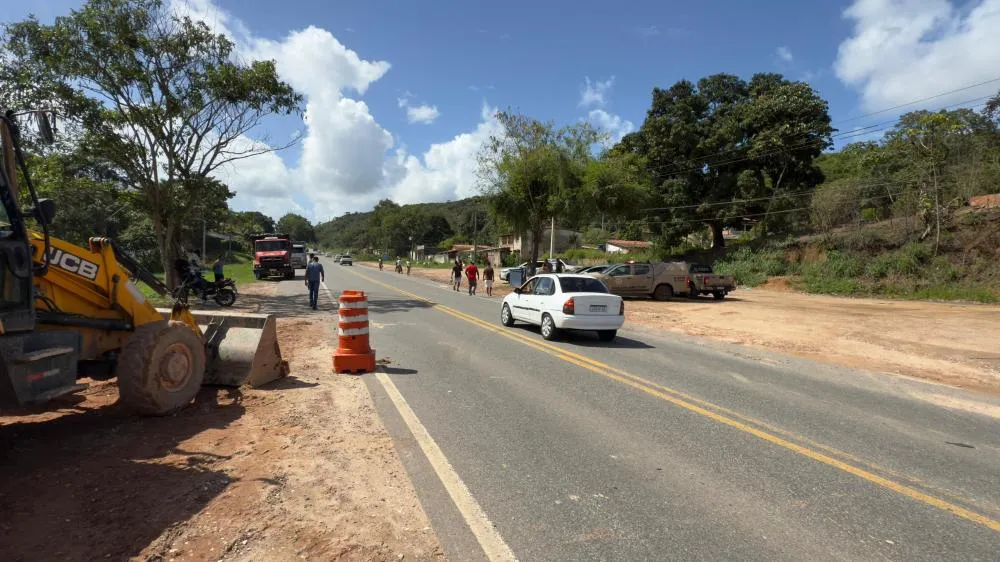 Moradores do Camboatá liberam BA-093 após acordo com a PM e ação da prefeitura
