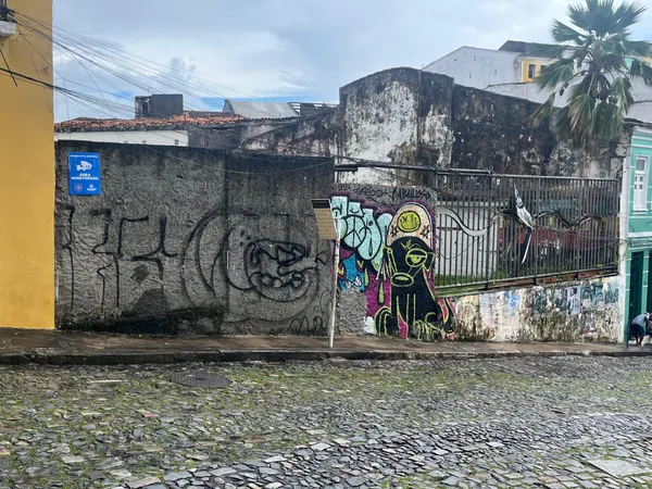 Abandonada, Praça do Reggae segue como depósito de lixo no Pelourinho
