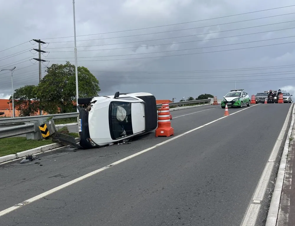 Carro colide com barreira de proteção e vira no Viaduto do Trabalhador