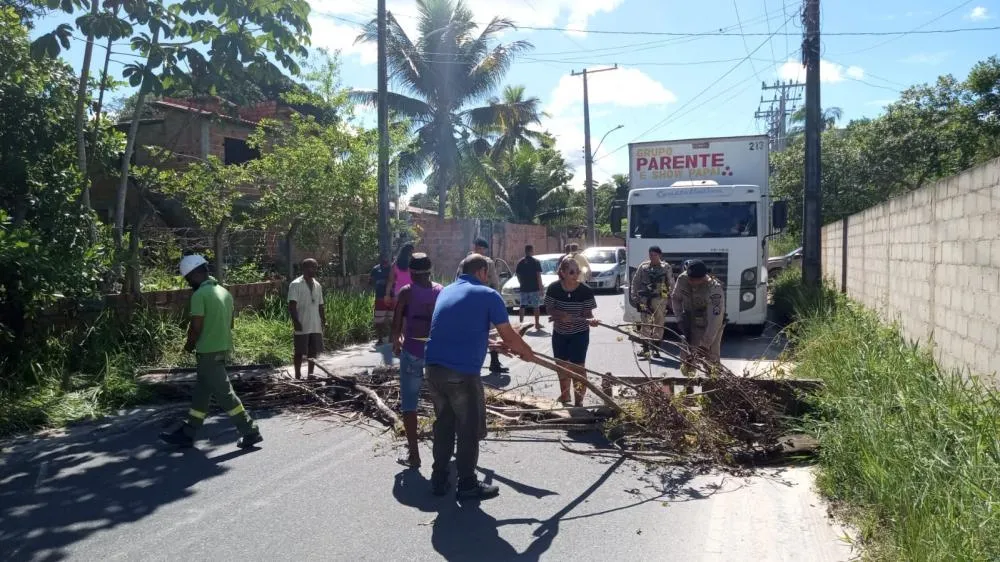 Moradores do bairro Sempre Verde fecham via em protesto contra falta de energia