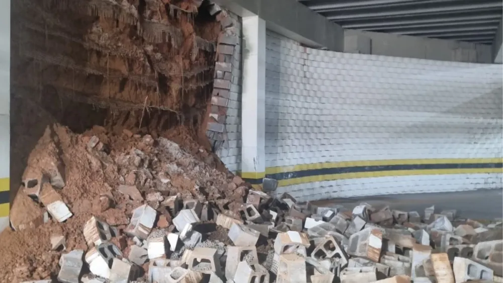 Parte de estacionamento desaba no Salvador Shopping