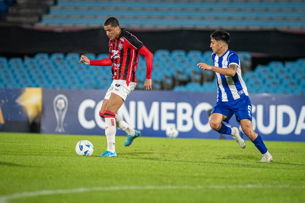 Com golaço de Claudinho, Vitória vence o Cerro Largo no Uruguai