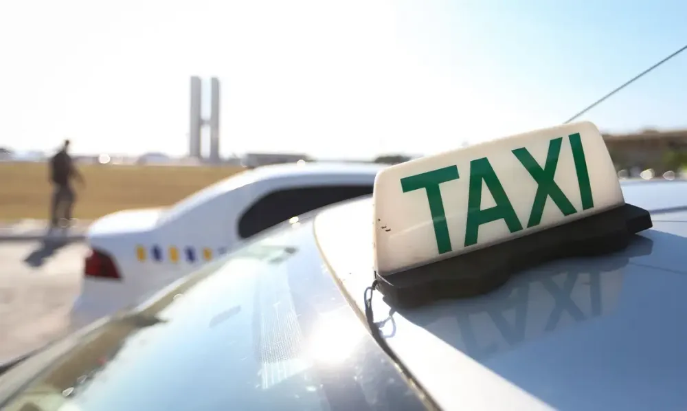 Projeto isenta taxistas e motoristas de aplicativo de tarifa por estacionamento rotativo