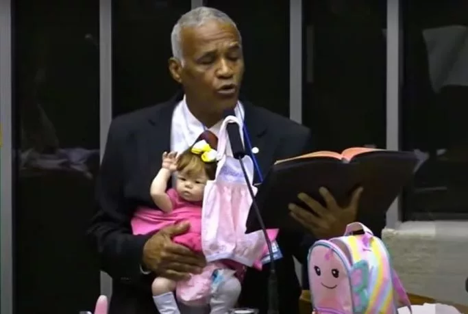 Pastor Isidório discursa na tribuna da Câmara com bebê reborn no colo