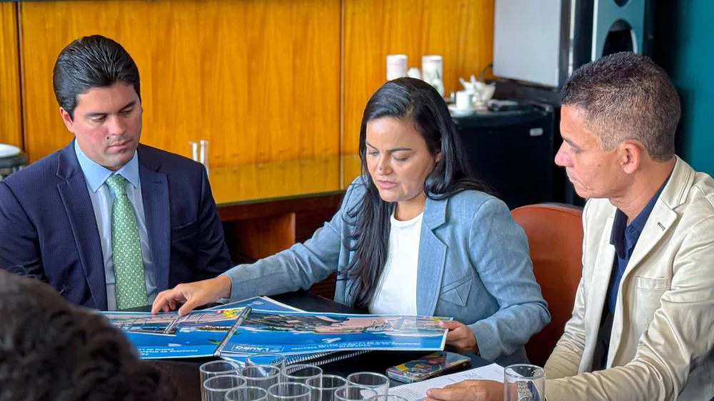 Em Brasília, Débora Regis garante reforma do Ginásio de Esportes de Lauro de Freitas 