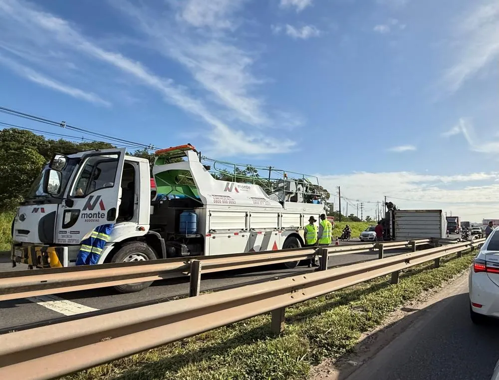 Carreta com contêiner tomba na Via Parafuso e causa longo congestionamento