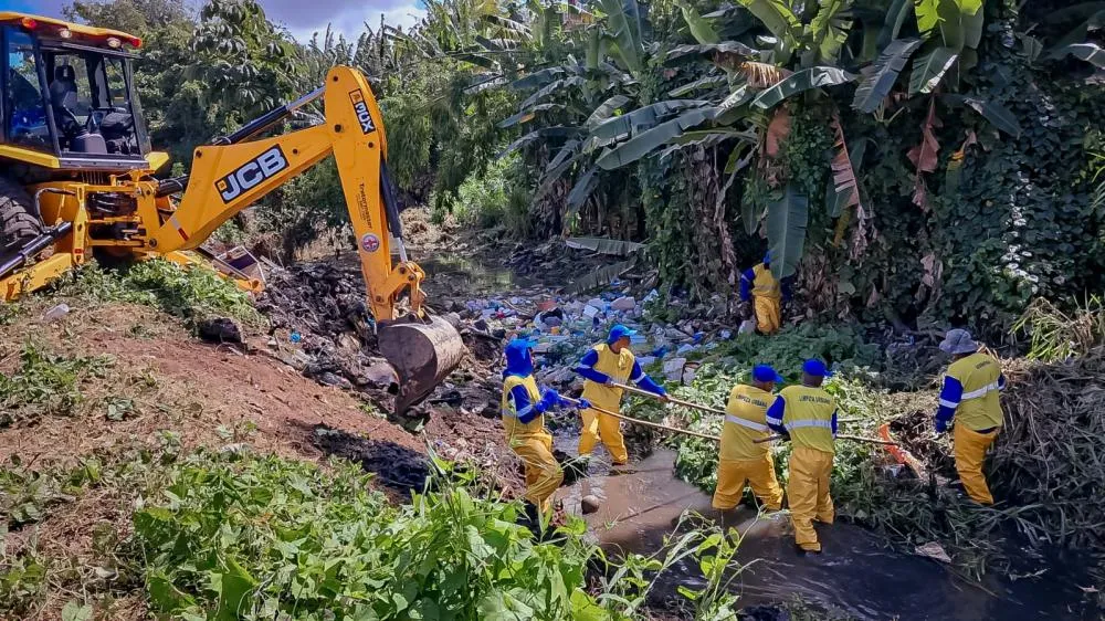 Prefeitura intensifica limpeza nos rios, drenagens e ações na operação Buraco Zero