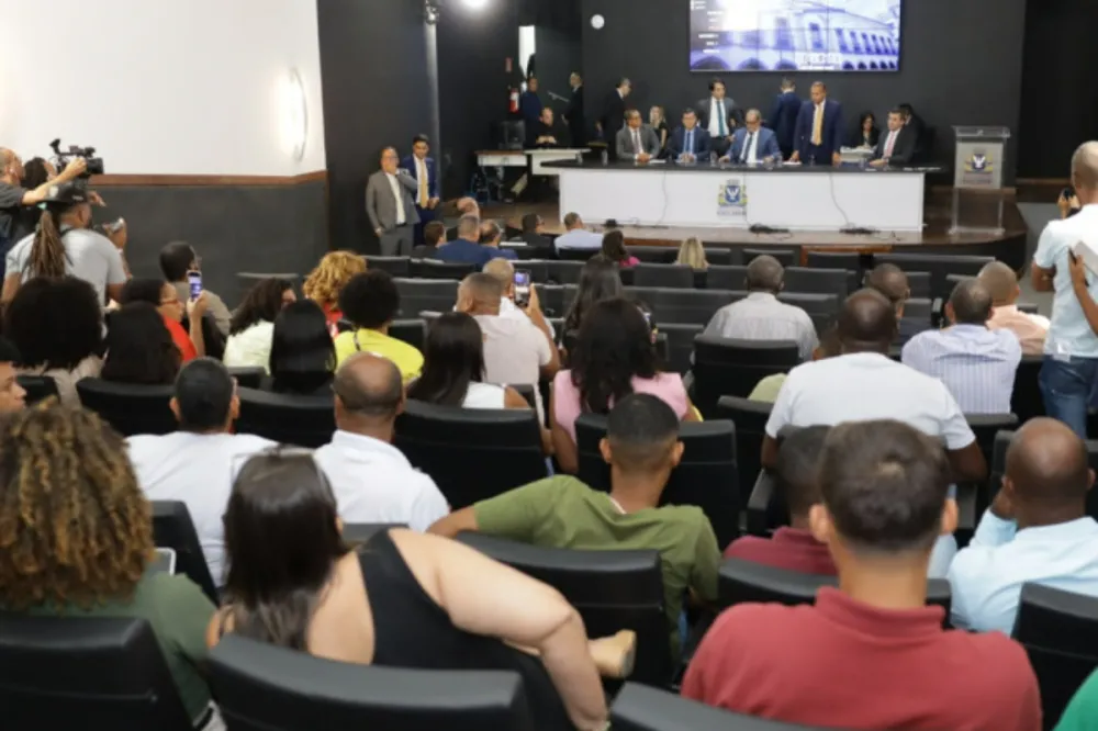 Após confusão e interrupção de sessão, Câmara aprova reajuste do salário de professores