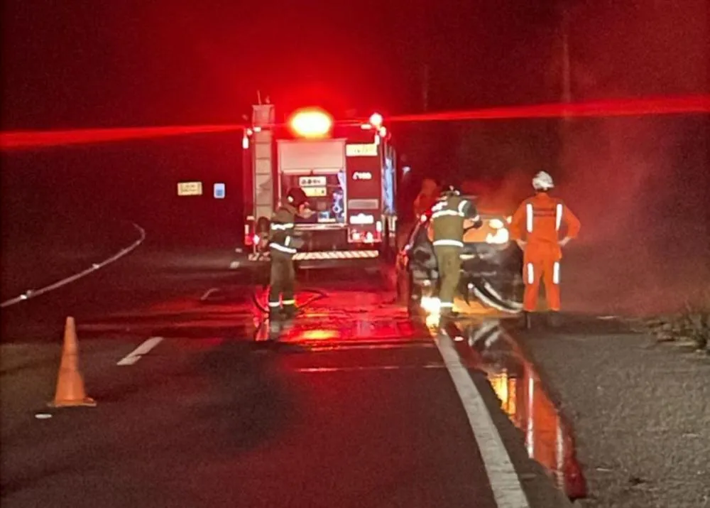 Carro com família a bordo pega fogo na entrada de Praia do Forte
