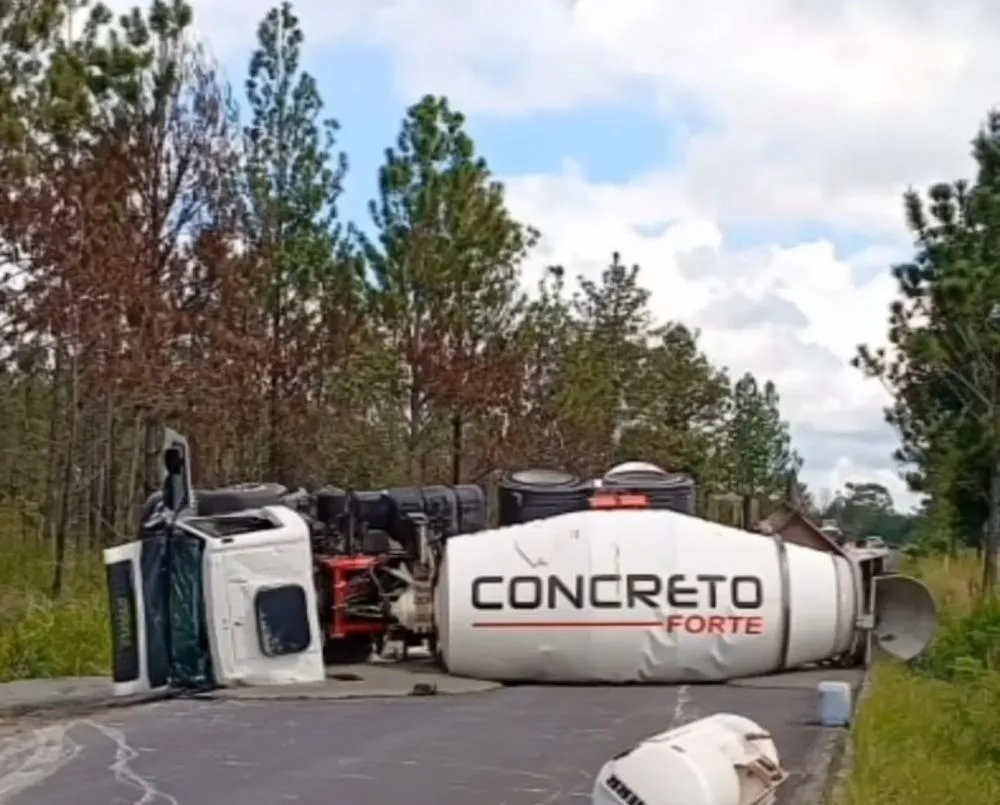 Acidente com carreta betoneira interdita Avenida Henry Ford, em Camaçari