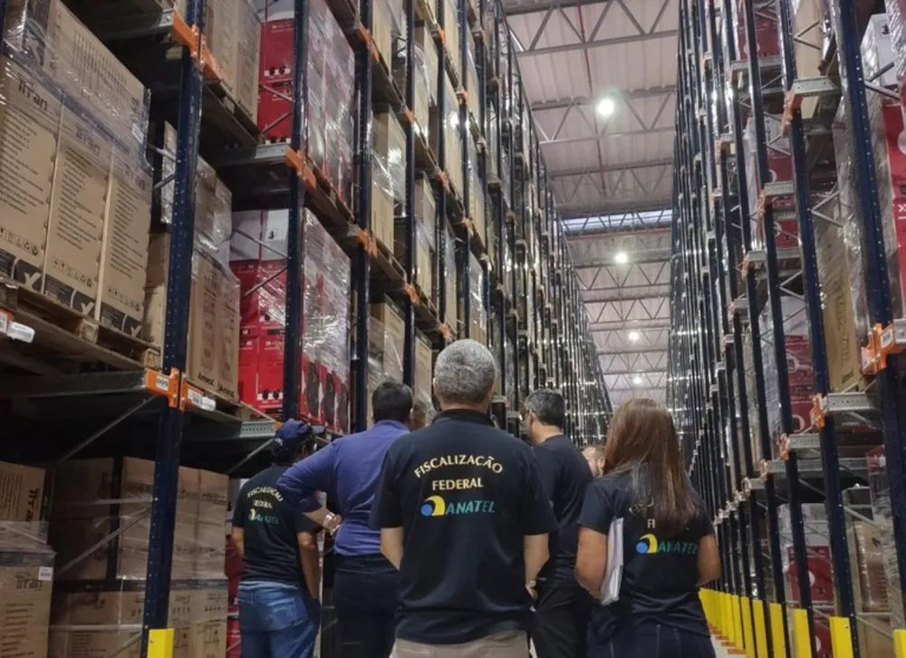 Anatel apreende mais de 50 mil eletrônicos irregulares em operação contra fabricante