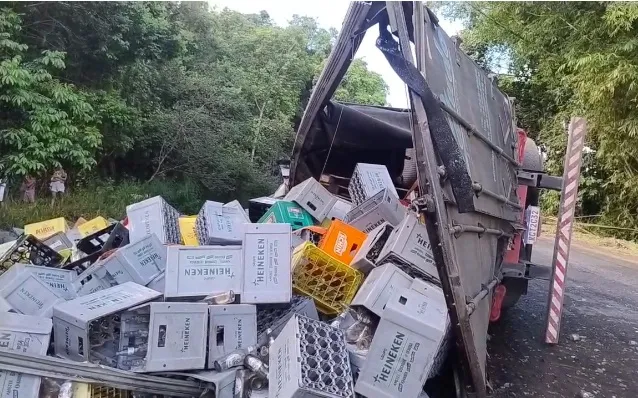 Caminhão de cerveja tomba após acidente entre Catu e São Sebastião do Passé