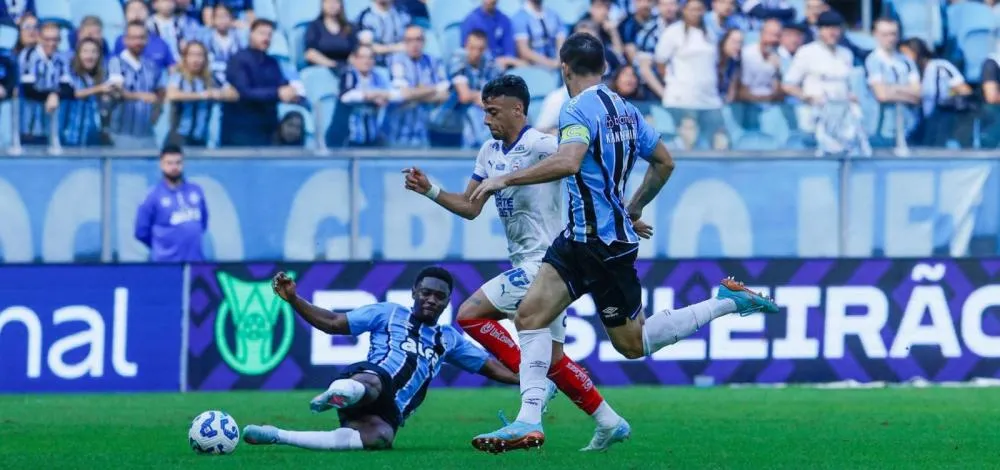 Com pênalti polêmico, Bahia perde para o Grêmio pelo Campeonato Brasileiro