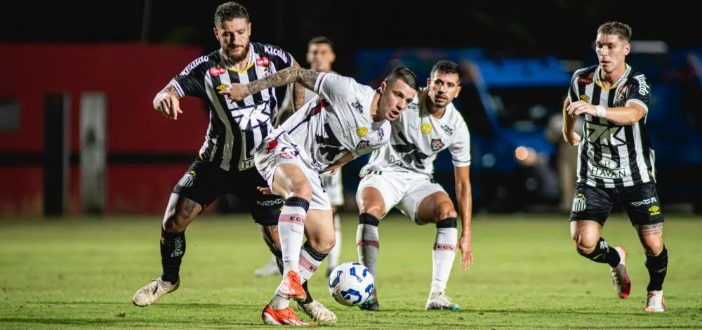 Vitória perde para o Santos e volta para a zona de rebaixamento do Brasileiro