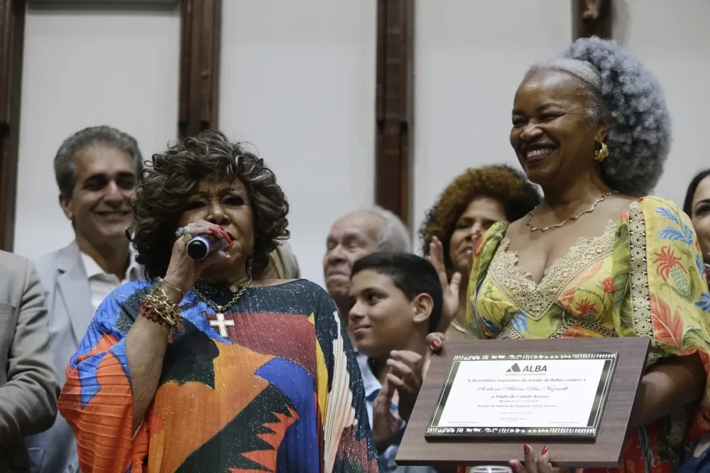 Alcione recebe título de cidadã baiana em Salvador