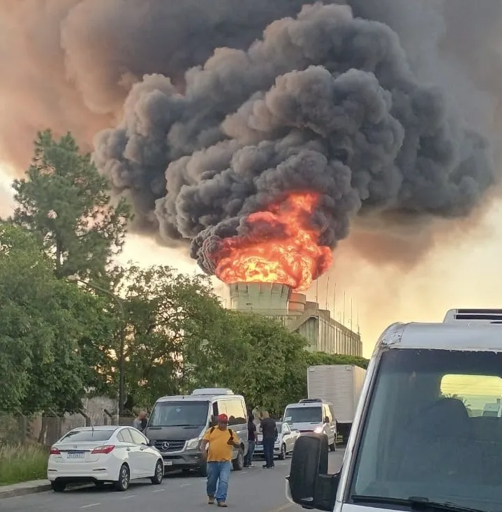 Incêndio de grandes proporções atinge torre da Oxiteno no Polo Petroquímico