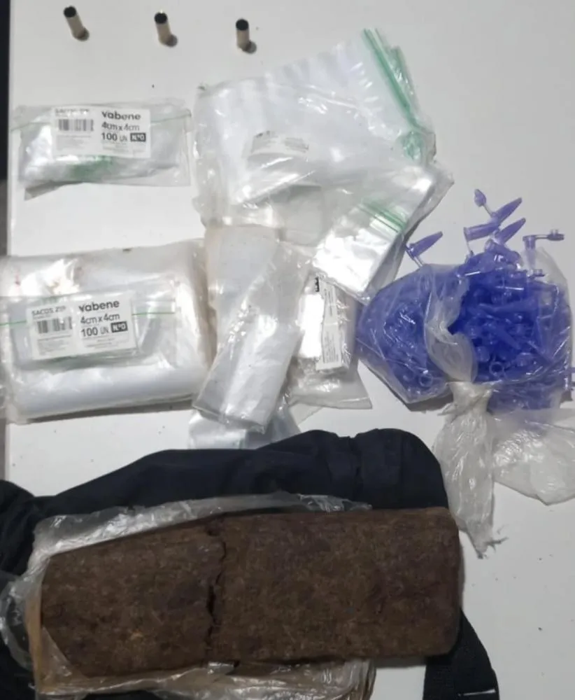 Homem é preso com drogas e munições em condomínio de Camaçari