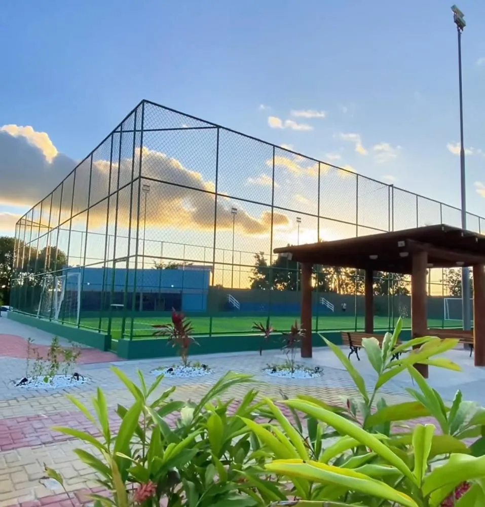 Prefeitura de Mata de São João entrega campo sintético e quadra de futevôlei em Itapecerica