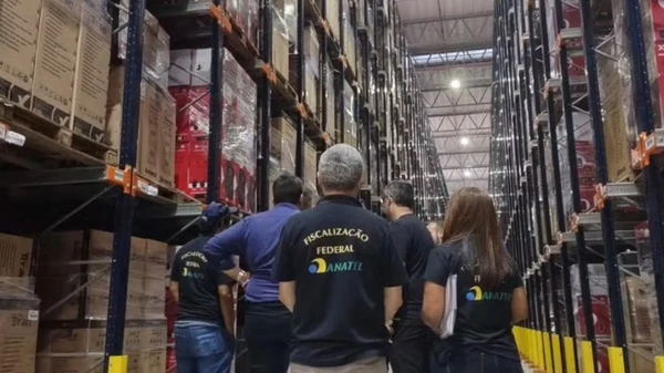 Anatel apreende cerca de 56 mil produtos eletrônicos irregulares em depósito de fábrica 