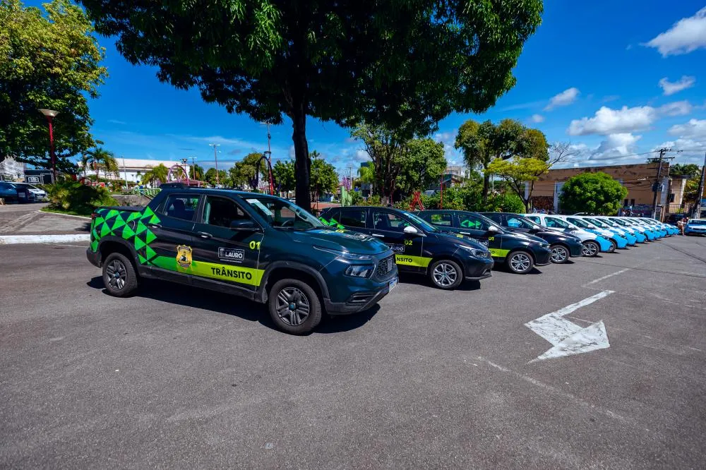 Prefeita destaca economia e moralidade durante a entrega de 17 novos carros para compor a frota municipal