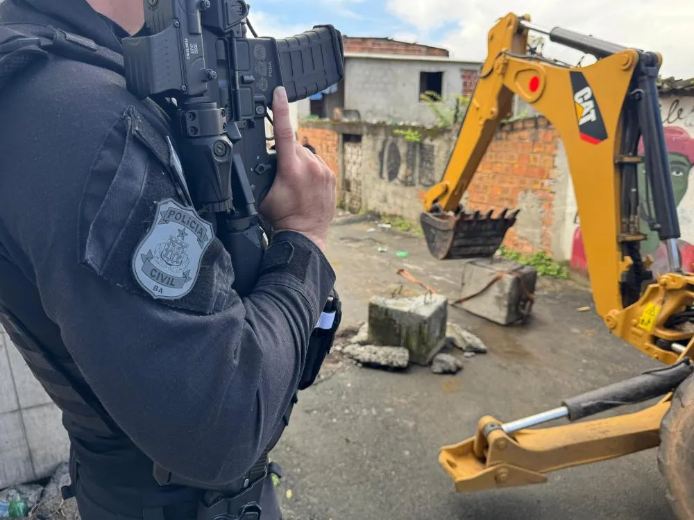 Operação Barricada remove obstáculos irregulares na Valéria em Salvador