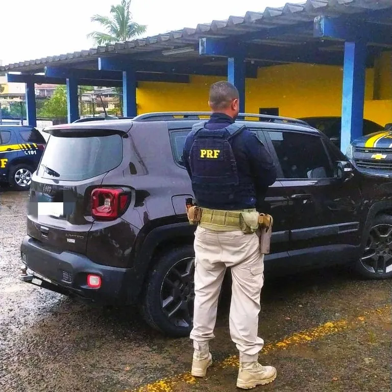 Homem compra carro roubado por meio de rede social e acaba detido pela PRF na BR-324