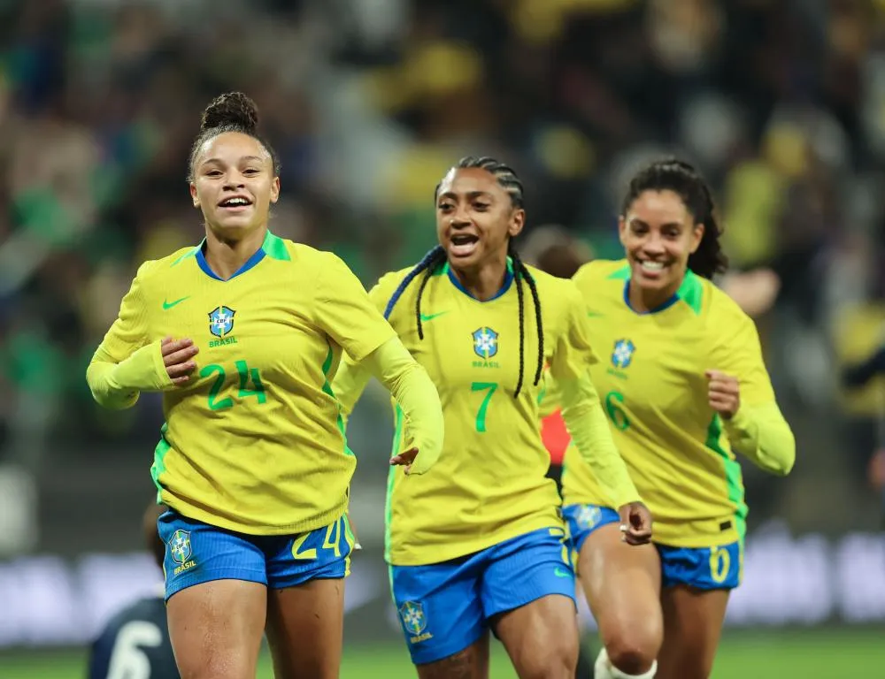 Seleção feminina vence o Japão em noite de Dudinha 