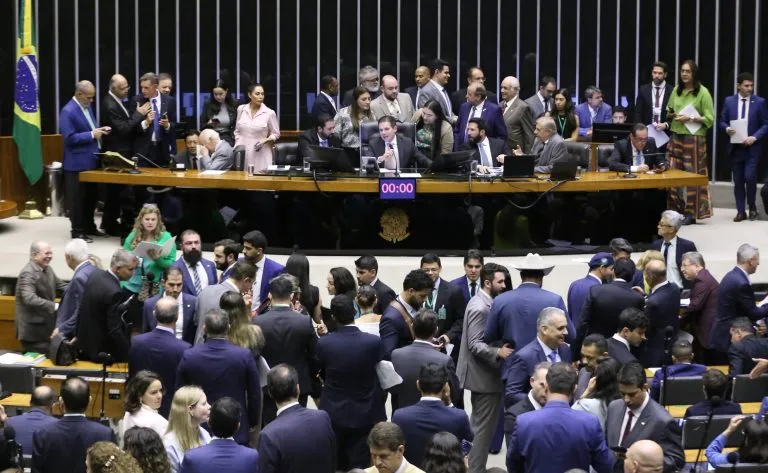 Deputados destinam R$ 277 milhões a prefeituras de parentes por meio de emendas de comissão