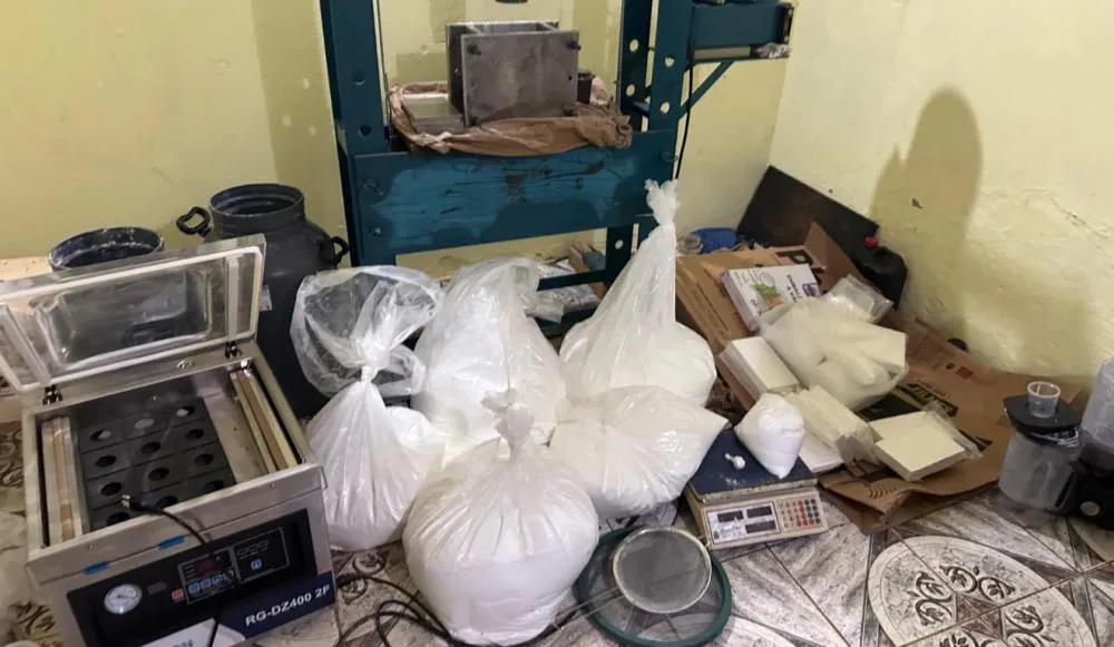 Polícia descobre mega laboratório de drogas escondido em matagal de Monte Gordo