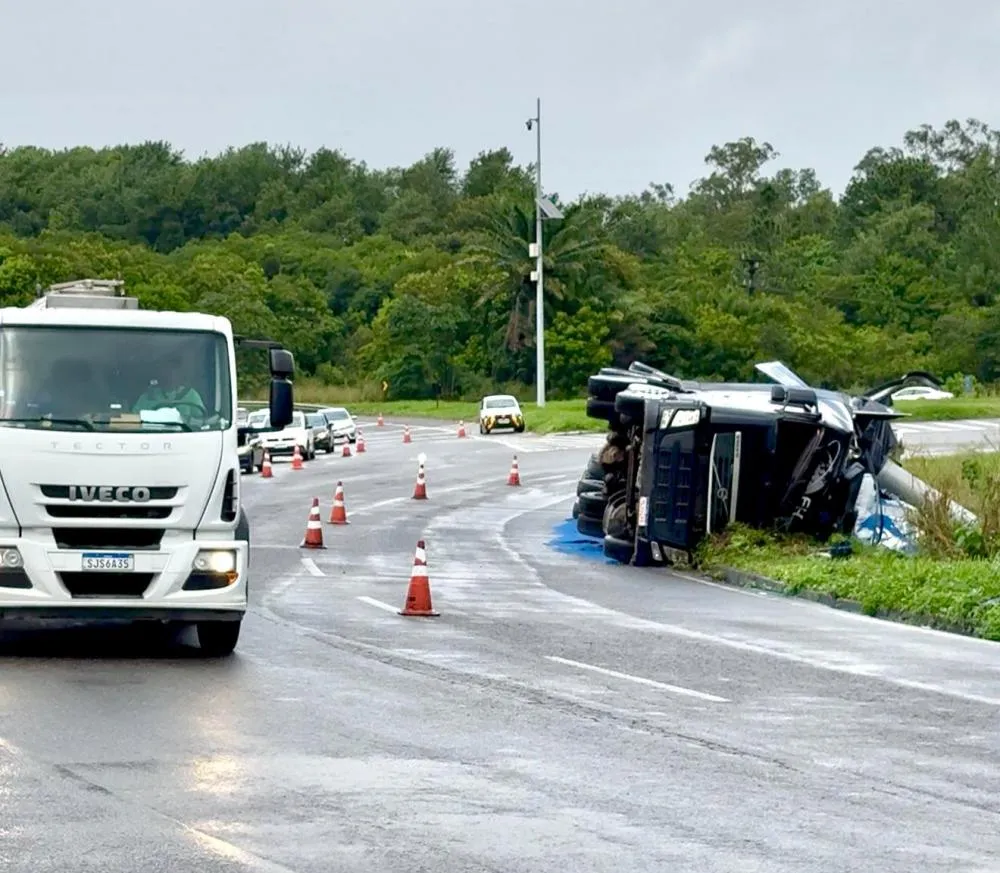 Carreta tomba e espalha carga na rotatória do Polo Industrial de Camaçari