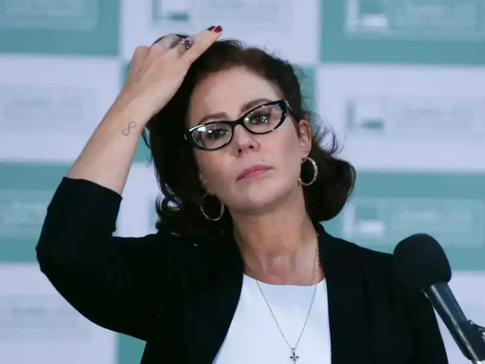 Condenada pelo STF, Carla Zambelli anuncia que deixou o Brasil