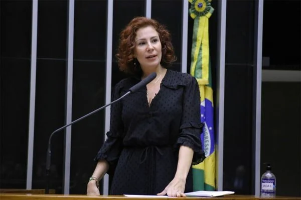 PGR pede prisão preventiva de Carla Zambelli após ‘fuga’ para o exterior