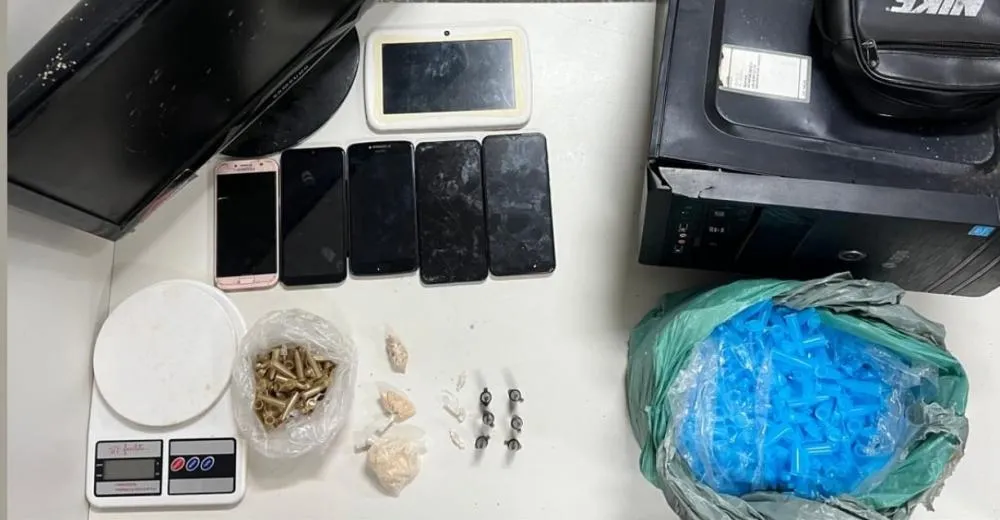 Polícia Militar apreende drogas e aparelhos eletrônicos roubados em Dias d’Ávila