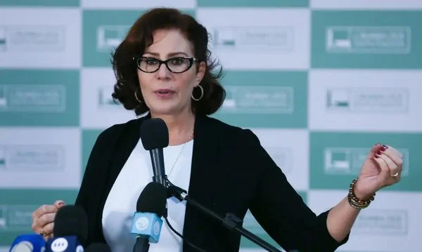 Moraes decreta prisão de Carla Zambelli e determina inclusão na lista de procurados da Interpol