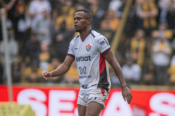 Sem balançar as redes em 30 jogos, Carlos Eduardo deixa o Vitória