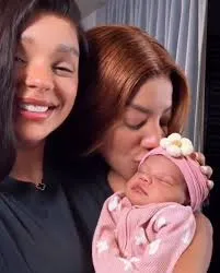 Ludmilla e Brunna Gonçalves revelam o rostinho de Zuri pela primeira vez