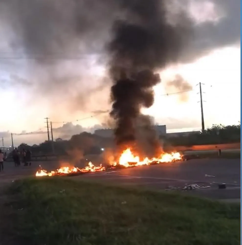 Protesto fecha BA-535 em Parafuso após suspensão de ônibus no distrito