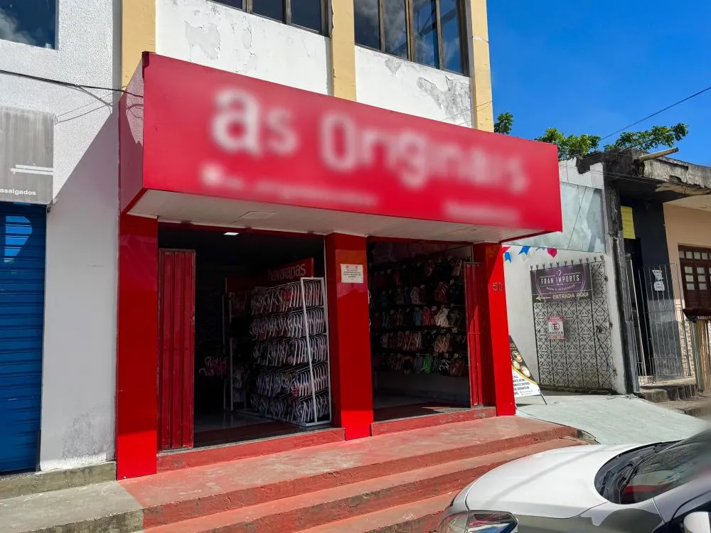 Homem com faca assalta loja de calçados no centro da cidade