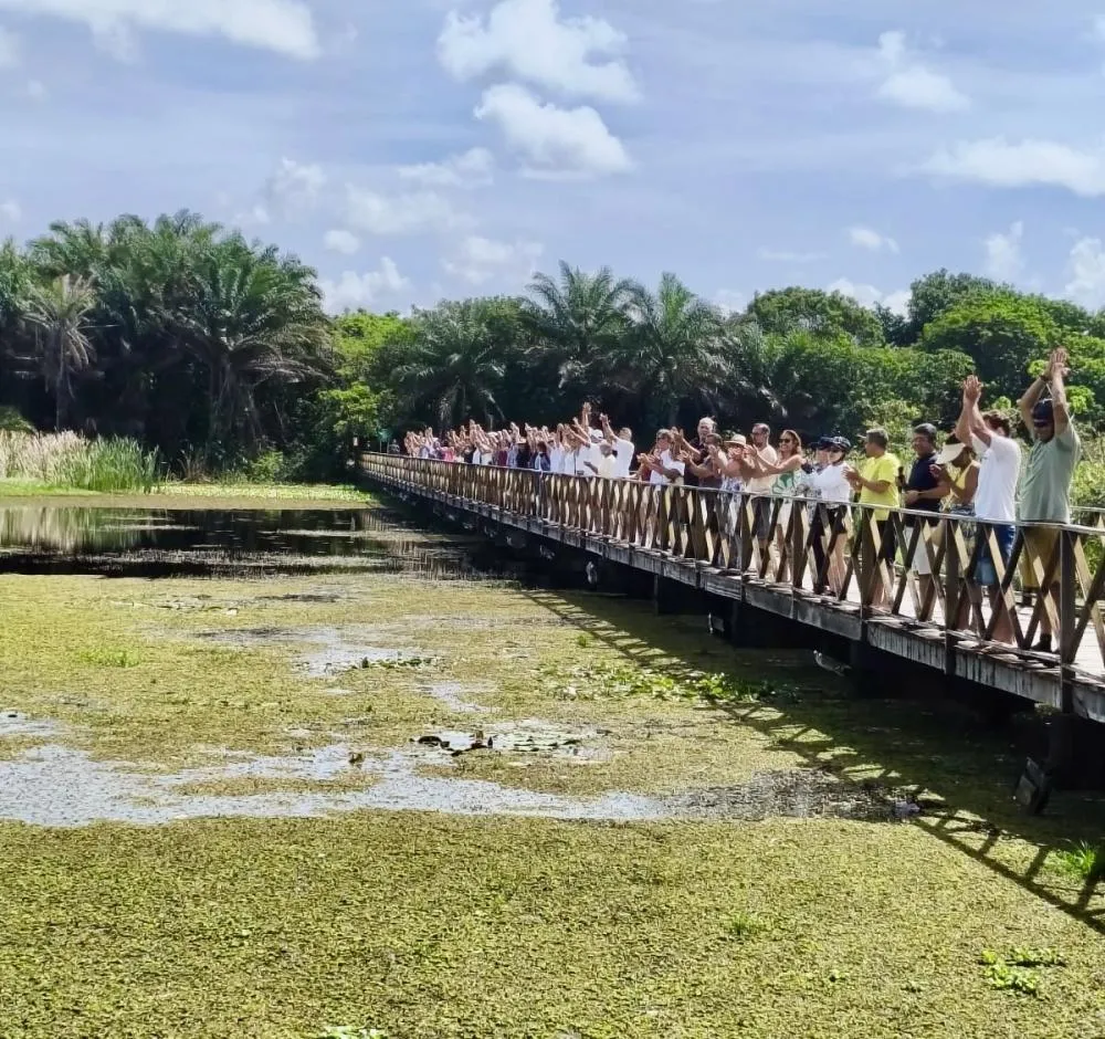 Abraço coletivo alerta para risco de desaparecimento da Lagoa Timeantube, na Praia do Forte