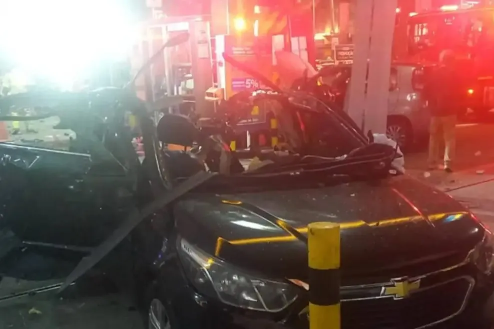 Carro explode durante abastecimento em posto na madrugada desse sábado